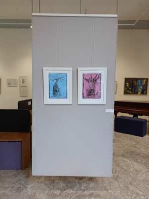 Monotypie, Affenbrotbäume, Haus Matthéy, Aachen, Heike Pander Das Bild zeigt Fotografien von Werken der Künstlerin Heike Pander in der Ausstellung "Druckkunst24 - Limited Edition" im Haus Mattéy in Aachen. Zu sehen sind zwei Monotypien mit Affenbrotbäumen, gerahmt, an einer grauen Tafel im Raum frei schwebend aufgehängt. Diese Gemeinschaftsausstellung wurde vom BBK Aachen/Euregio und dem BBK Bonn, Rhein-Sieg organisiert.