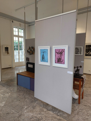 Monotypie, Affenbrotbäume, Haus Matthéy, Aachen, Heike Pander Das Bild zeigt Fotografien von Werken der Künstlerin Heike Pander in der Ausstellung "Druckkunst24 - Limited Edition" im Haus Mattéy in Aachen. Zu sehen sind zwei Monotypien mit Affenbrotbäumen, gerahmt, an einer grauen Tafel im Raum frei schwebend aufgehängt. Diese Gemeinschaftsausstellung wurde vom BBK Aachen/Euregio und dem BBK Bonn, Rhein-Sieg organisiert.